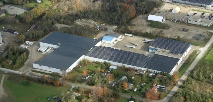 Vista exterior del almacén frigorífico Ingersoll con el logotipo Lineage