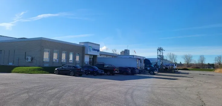 Extérieur de Lineage Entrepôt frigorifique de London avec quais de chargement et camions