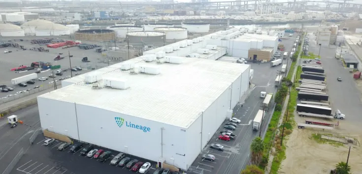 Almacén frigorífico de Lineage en Long Beach con señalización del logotipo de la empresa