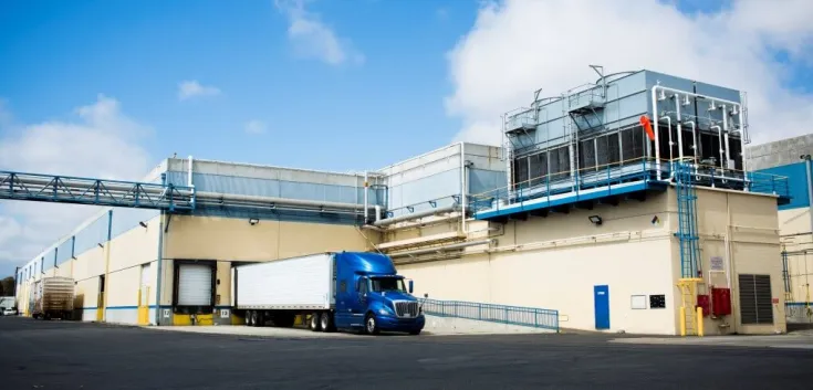 Vista exterior del almacén frigorífico de Lineageen Oxnard, California, con el logotipo de la empresa.