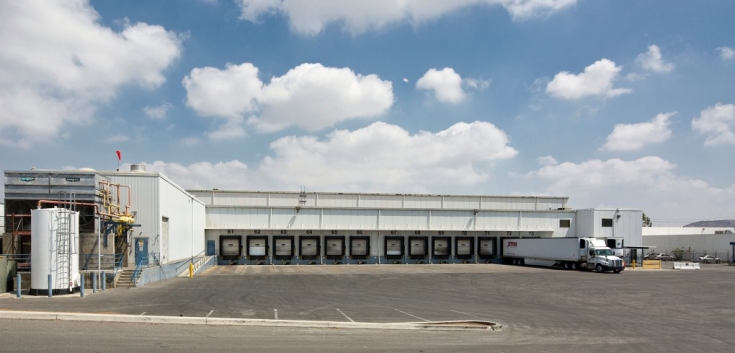 Exterior of Lineage’s Riverside 2 public refrigerated warehouse
