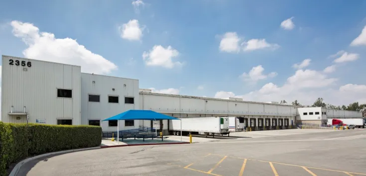 Lineage Extérieur de l’entrepôt frigorifique Riverside 3 avec roulotte