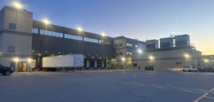 Las instalaciones de almacenamiento frigorífico de Lineage en Vaughan, Ontario, captadas al anochecer, con los muelles de carga iluminados, el remolque aparcado y un amplio terreno que da soporte a las operaciones logísticas de la cadena de frío.