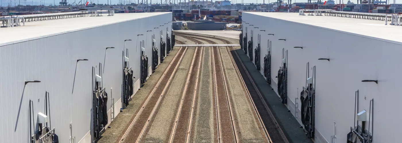 Foto exterior de los raíles que conducen al Cool Port of Oakland de Lineage