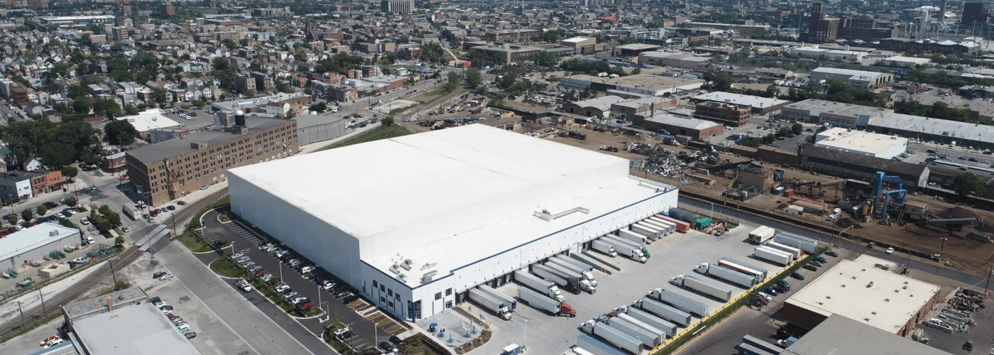 Vue aérienne de Lineagede South Damen Avenue, à Chicago, présentant des quais de chargement, des remorques et l’infrastructure urbaine environnante, soutenant la logistique de la chaîne du froid à Chicago.