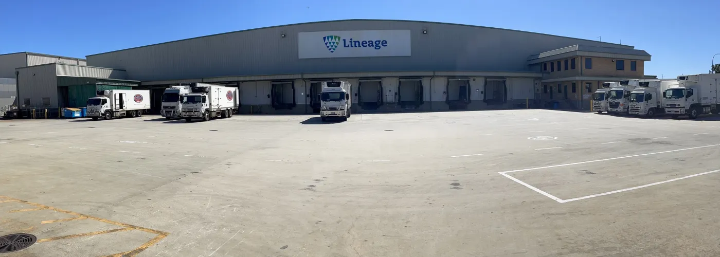 Lineageen Australie-Occidentale, avec plusieurs quais de chargement, des camions stationnés et une cour spacieuse pour des opérations efficaces de la chaîne du froid.