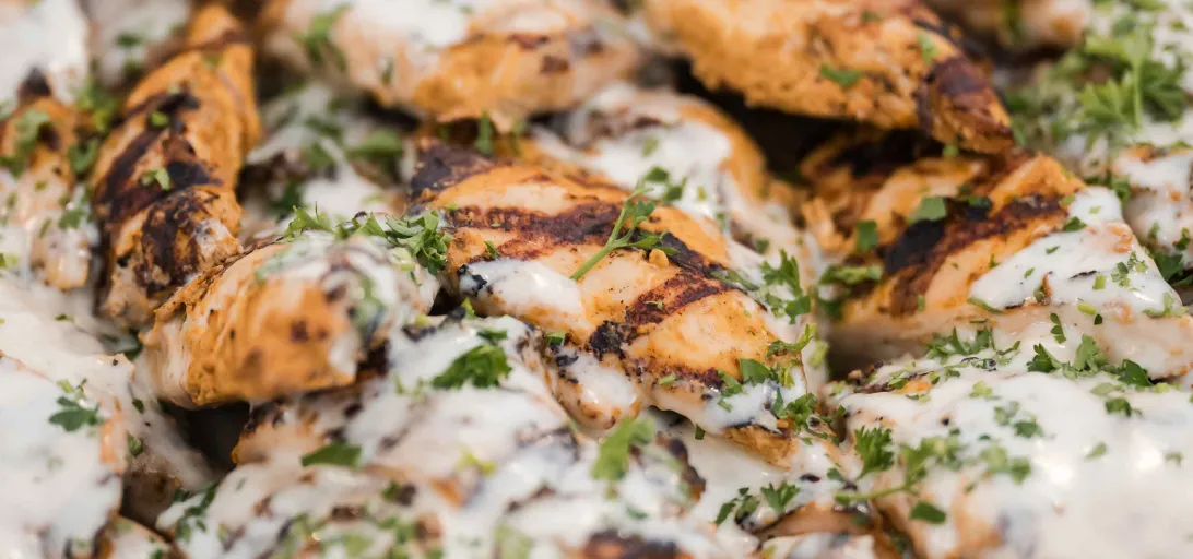 Le parcours de la volaille, de la ferme à l’assiette, est rendu possible par des fournisseurs de chaîne du froid comme : Lineage, un réseau d’entrepôts frigorifiques et des services de chaîne d’approvisionnement spécialisés.