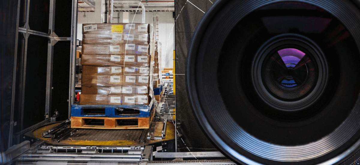 Numérisation automatisée de palettes en entrepôt avec Lineage Technologie oculaire capturant des données pour l’optimisation de la chaîne d’approvisionnement.