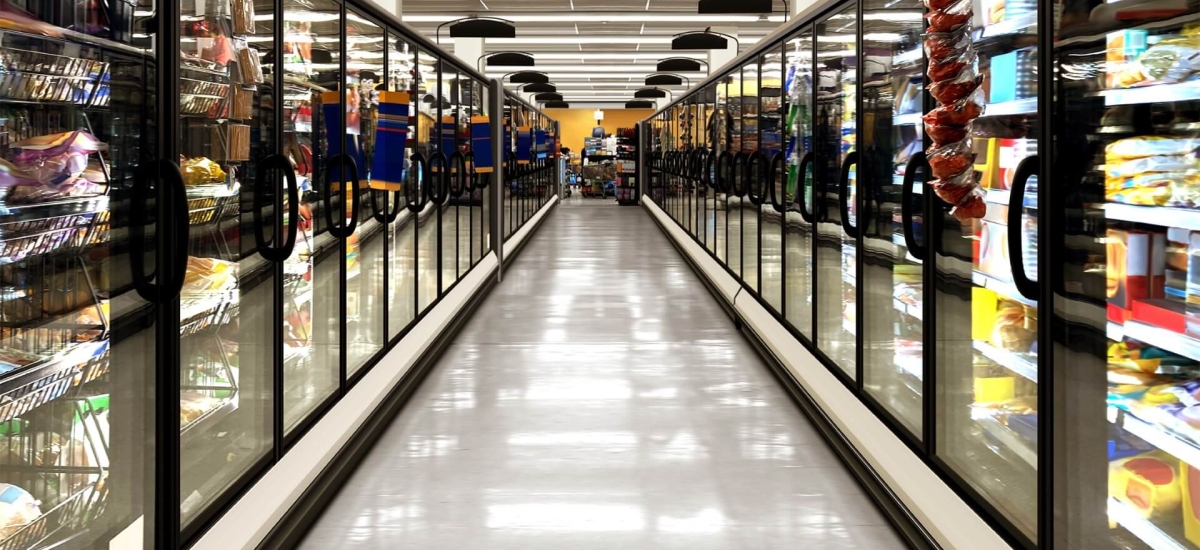 Interior view of a frozen food aisle in a grocery store, representing uninterrupted retail availability thanks to proactive cold chain planning during tariff uncertainty
