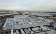 Foto aérea de las instalaciones de Lineage en Vernon 4 con numerosos paneles solares