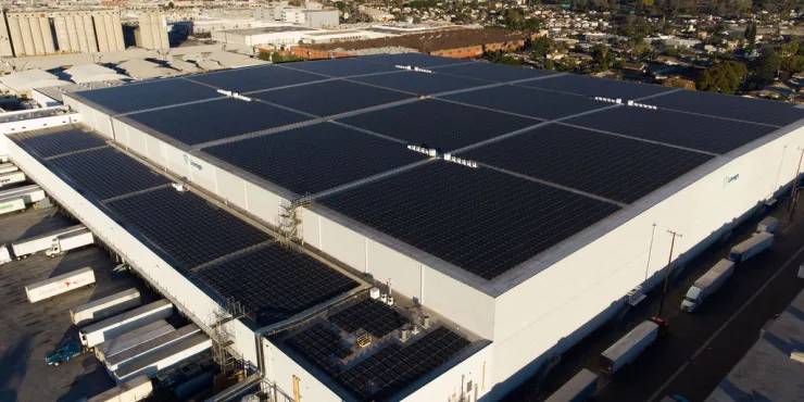 Prise de vue grand angle de Lineagede Los Palos avec quais de chargement et de remorques sur place