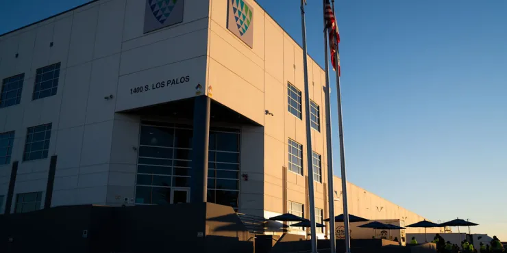 Entrée principale de l’entrepôt de Los Palos, mettant en évidence la signalisation et les principaux points d’accès