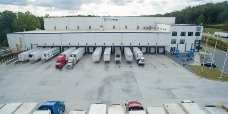 Vue de face de LineageL’entrepôt frigorifique de Lithia Springs à Atlanta, avec plusieurs camions amarrés aux quais de chargement, mettant l’accent sur ses capacités logistiques.