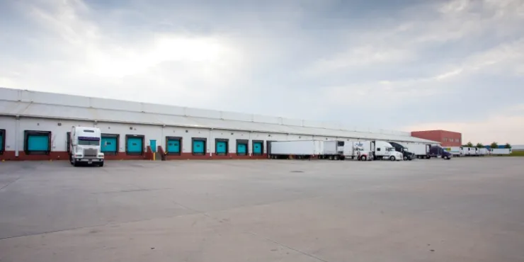 Vista del muelle de la instalación de almacenamiento en frío McDonough -  200 King Mill Lineage, que cuenta con múltiples muelles de carga, semirremolques y un amplio patio de hormigón.