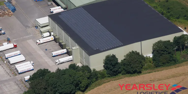 Vista aérea de las instalaciones de Lineageen Belle Eau Park (Bilsthorpe, Reino Unido), con paneles solares y camiones de la marca Yearsley Logistics en los muelles de carga.