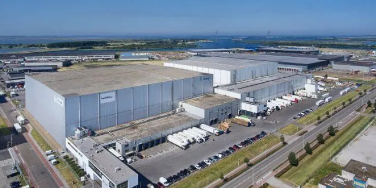 Lineage's Bergen op Zoom, entrepôt frigorifique automatisé aux Pays-Bas aux Pays-Bas avec des quais pour camions, des bureaux et l’accès aux principales routes de transport.