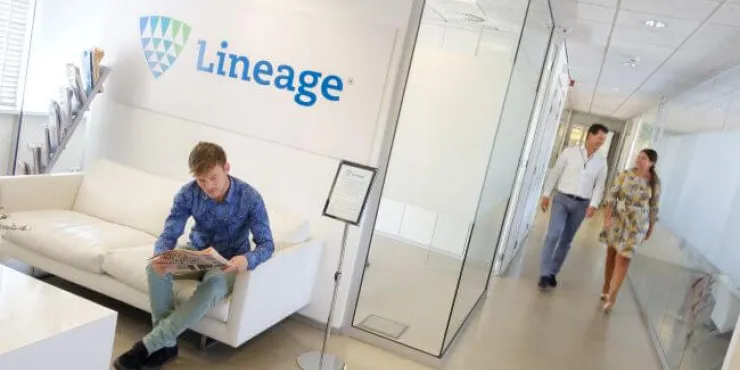 Intérieur de Lineagede Bergen op Zoom aux Pays-Bas avec des membres de l’équipe et une signalisation de marque dans une zone de réception moderne.