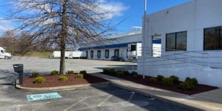 Imagen exterior de muelles de carga y aparcamiento