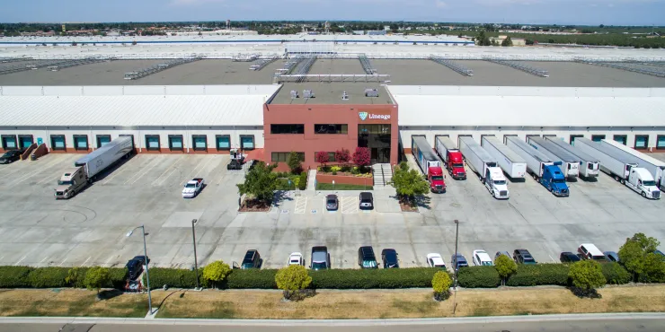 Foto exterior de las instalaciones de Lineage en Manteca
