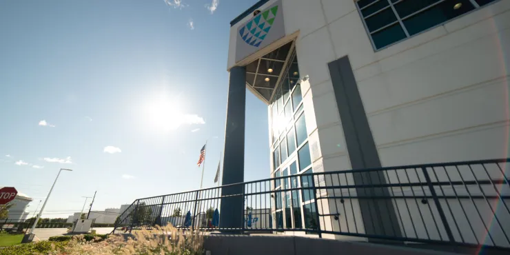 Imagen de las instalaciones de almacenamiento con control de Lineage .