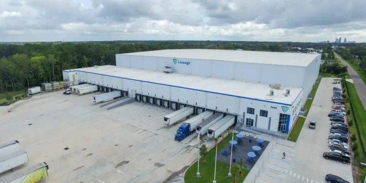 Vue aérienne de Lineageà Jacksonville, avec plusieurs quais de chargement, des camions stationnés et un espace extérieur spacieux avec de la verdure.