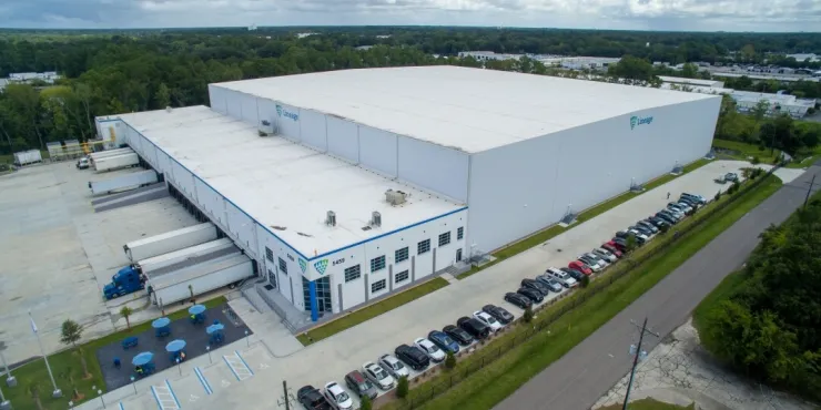 Vue latérale aérienne de Lineageà Jacksonville, qui présente un vaste espace d’entreposage, des quais de chargement et une aire de stationnement bien entretenue.