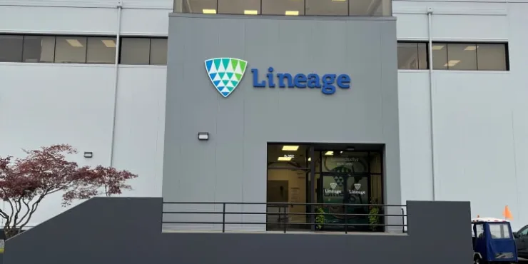 Entrée principale de Lineage Installation de Seattle-Garfield avec le logo de l’entreprise et une façade moderne bien éclairée sous un ciel nuageux.