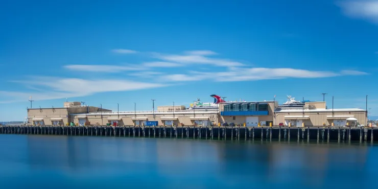 Vue grand angle de Lineage Seattle-Garfield le long du front de mer sous un ciel bleu clair, mettant en valeur les opérations et les installations portuaires.