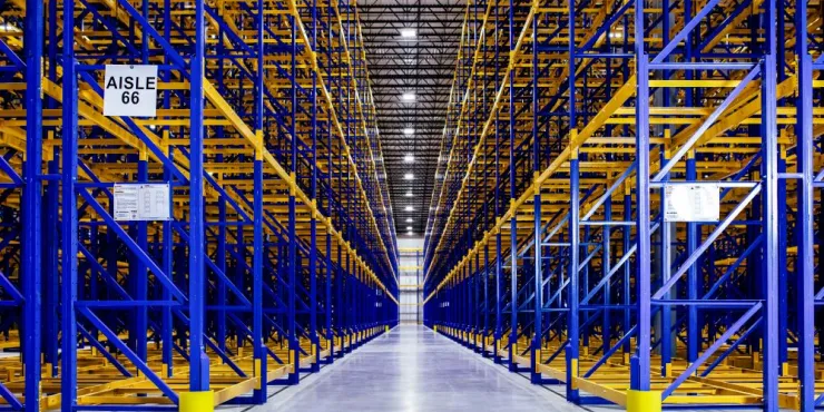 Rayonnages dans un entrepôt frigorifique