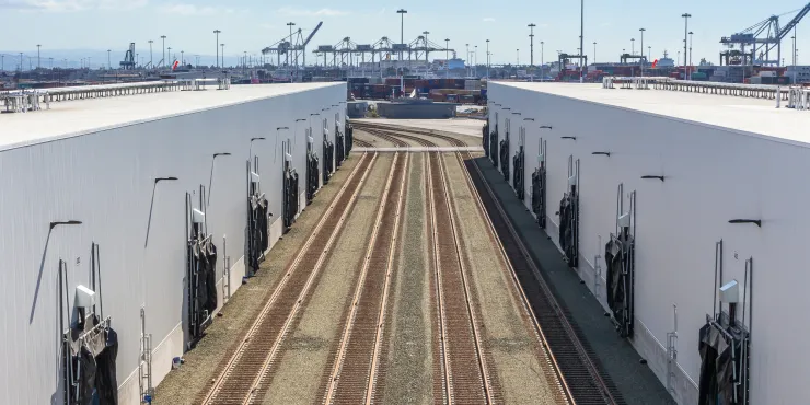 Photo extérieure des rails menant à Lineage's Cool Port of Oakland