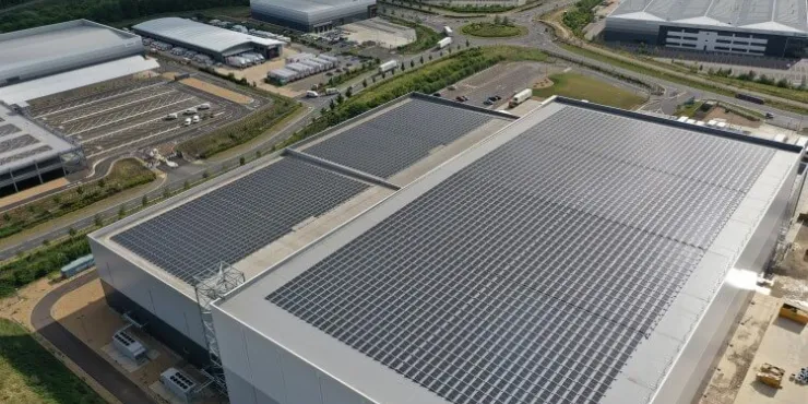 Lineagede Peterborough avec des panneaux solaires, des quais de chargement et des camions de marque.