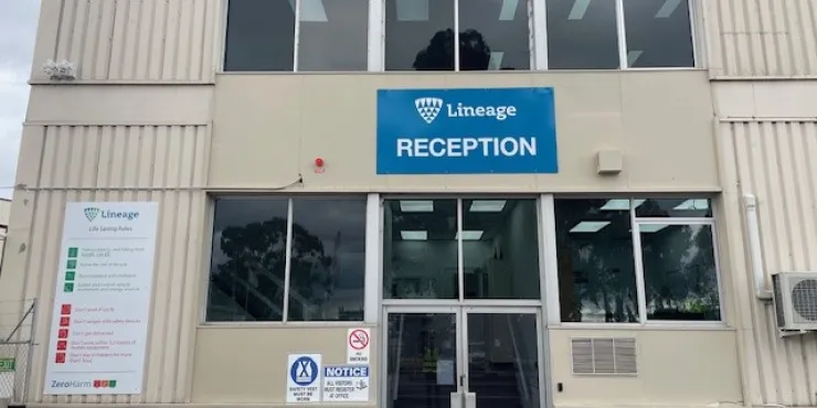 Entrada exterior de una instalación de Lineage