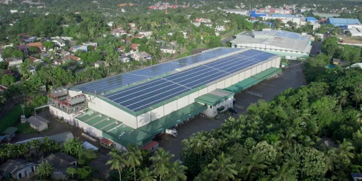 Las instalaciones de Lineage en Welisara (Sri Lanka) están diseñadas para ser sostenibles, con paneles solares en el tejado para minimizar nuestro impacto ambiental y reducir nuestra huella de carbono.