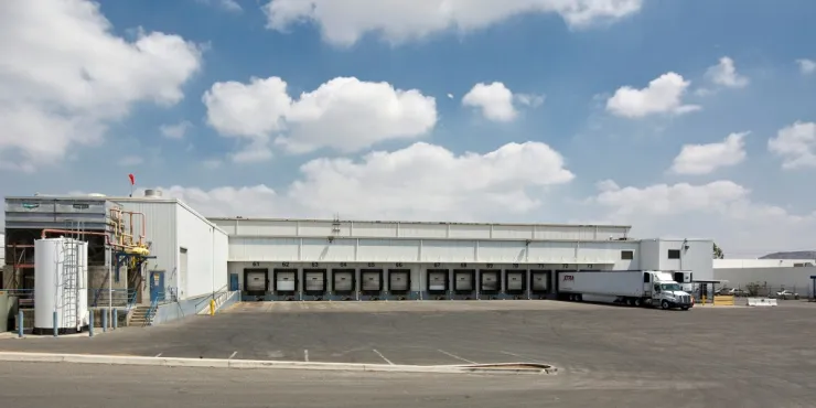 Imagen de las instalaciones de almacenamiento con control de Lineage .