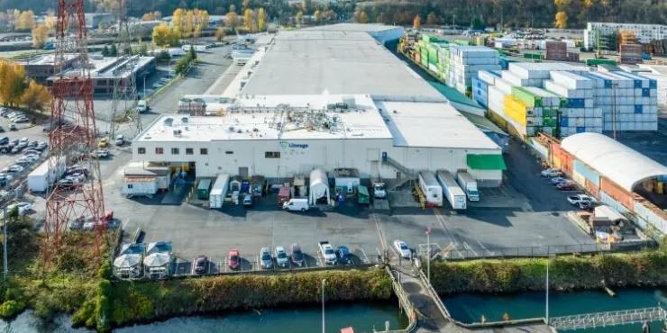 Vista frente al mar del almacén frigorífico de Lineageen Seattle-Michigan, destacando el acceso al puerto y el almacén de contenedores adyacente.