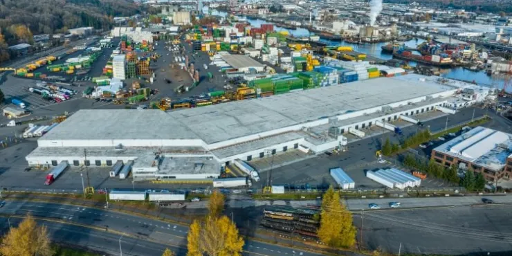 Amplia vista aérea de las instalaciones de Lineageen Seattle-Michigan con contenedores de transporte y el centro industrial de Seattle, mostrando la eficiente conectividad de la cadena de suministro.