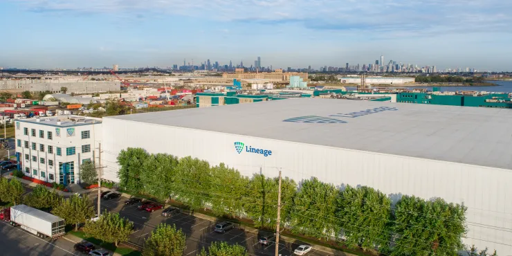 Lineage Photo d’un drone de Newark avec la ville de New York en arrière-plan