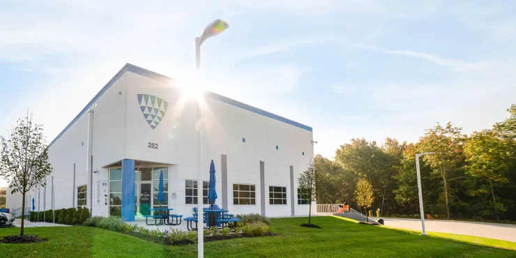 Imagen de las instalaciones de almacenamiento con control de Lineage .