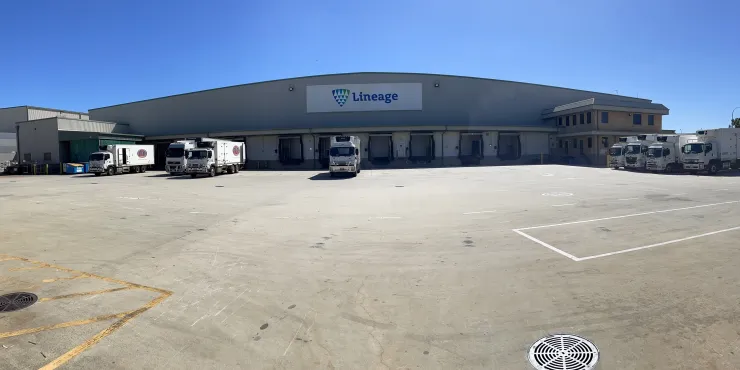 Lineageen Australie-Occidentale, avec plusieurs quais de chargement, des camions stationnés et une cour spacieuse pour des opérations efficaces de la chaîne du froid.