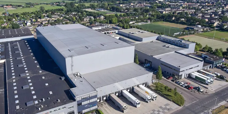 Imagen de las instalaciones de almacenamiento con control de Lineage .