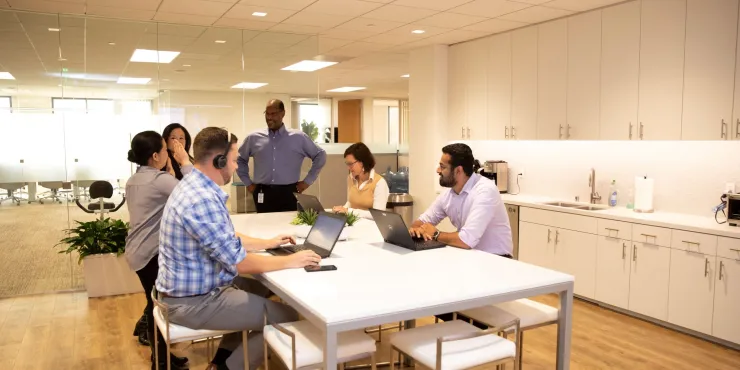 Foto de la sala de descanso de la Oficina Regional de Irvine con los miembros del equipo reunidos