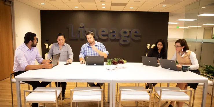 Foto de la sala de descanso de la Oficina Regional de Irvine con los miembros del equipo reunidos
