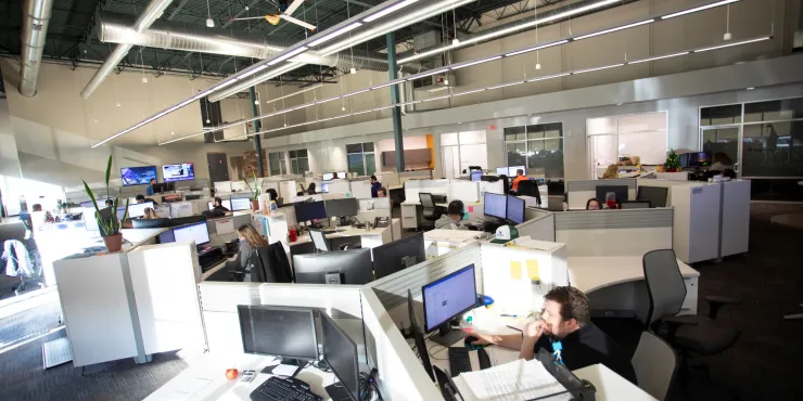 Équipe de transport travaillant au bureau de Novi