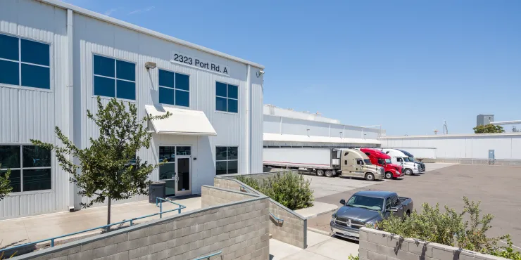 Foto exterior de las instalaciones de Lineage en Stockton