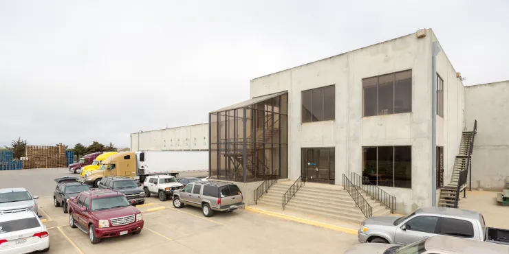 Foto de la entrada principal a las instalaciones de Hilltop