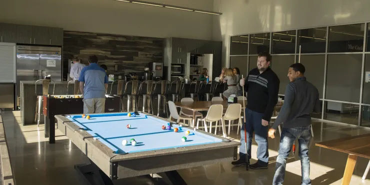 Les membres de l’équipe se détendent et jouent à des jeux dans la glacière