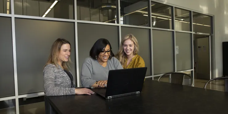 Trois membres de l’équipe discutent dans la glacière