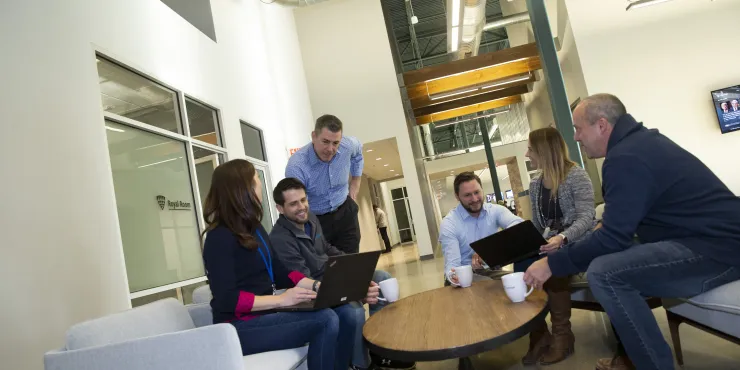 Membres de l’équipe collaborant au bureau de Novi