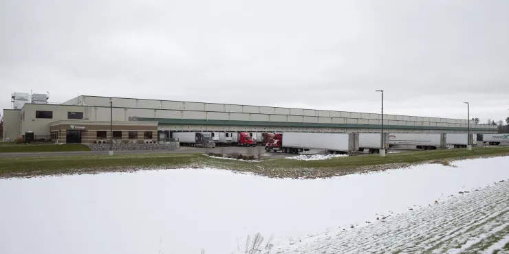 Photo extérieure de Lineagede Stevens Point avec un champ enneigé au premier plan