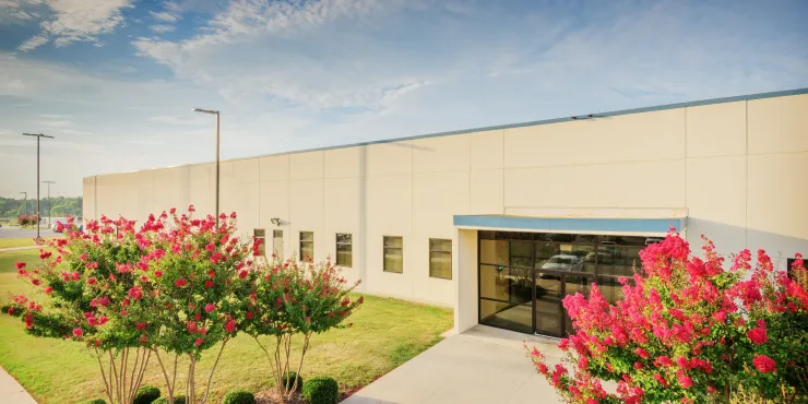 Foto de la entrada principal del centro de Decatur, AL, con flores en flor